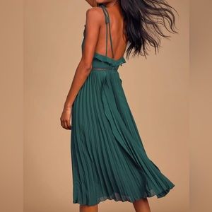 Elegant Emerald green dress by Lulus. Size SM